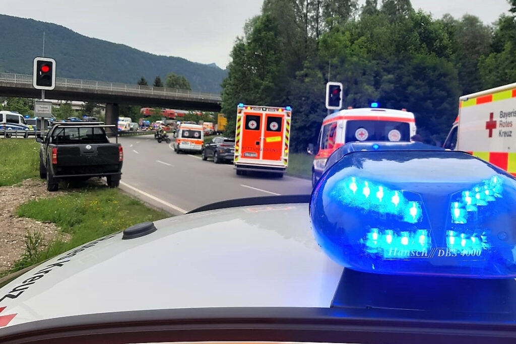 Einsatzbild Zugunglück Garmisch-Partenkirchen mit Rettungswagen, Krankenwagen und Polizei